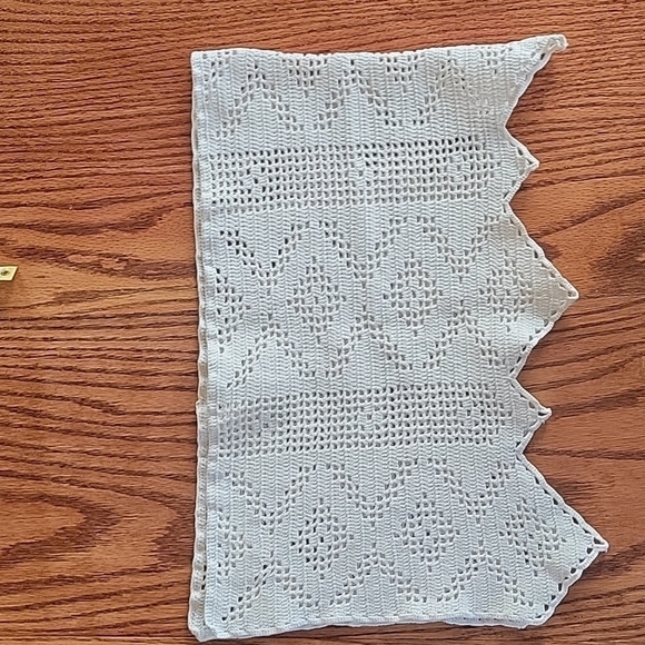 CROCHET doily for a shelf or dresser.  32" x 10" - Picture 2 of 3